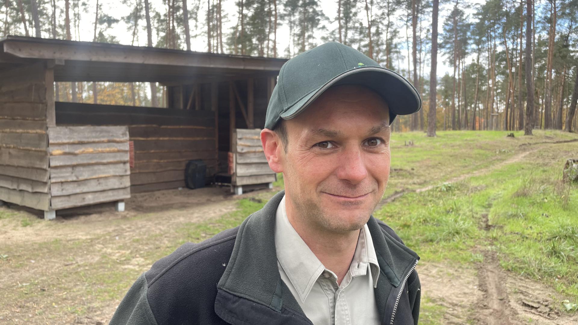 Revierförster Achim Freund ist sehr zufrieden mit dem Artenschutzprojekt auf der Waldweide.