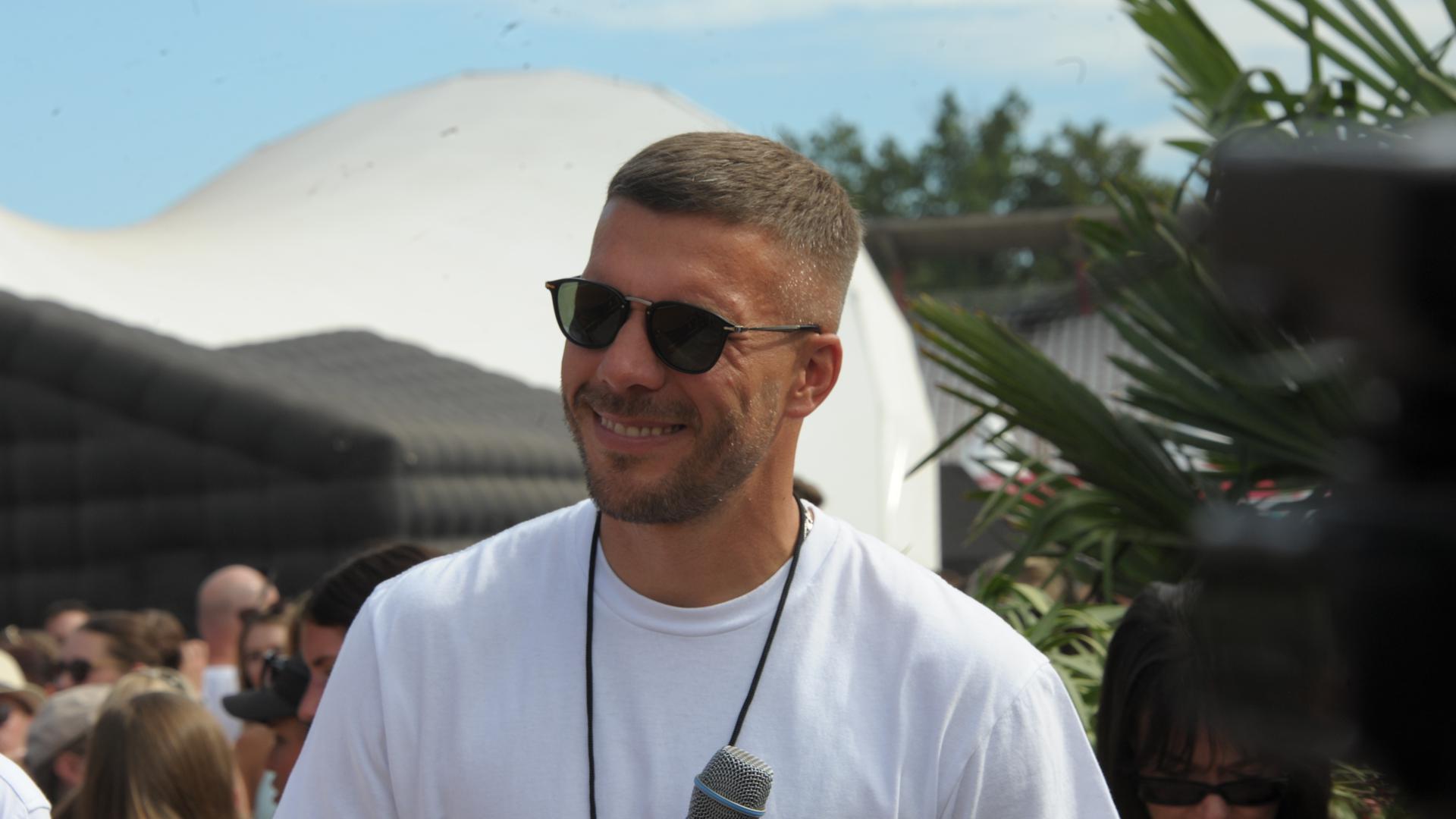 Mitorganisator Lukas Podolski lächelt auf dem Glücksgefühle-Festival. An diesem Wochenende gibt es erstmals das Glücksgefühle-Festival am Hockenheimring. +++ dpa-Bildfunk +++