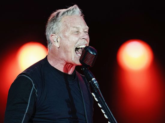 24.06.2022, Baden-Württemberg, Hockenheim: Sänger James Hetfield von der Band „Metallica“ steht beim Rock-Festival „Download“ am Hockenheimring auf der Bühne. Foto: Uwe Anspach/dpa +++ dpa-Bildfunk +++