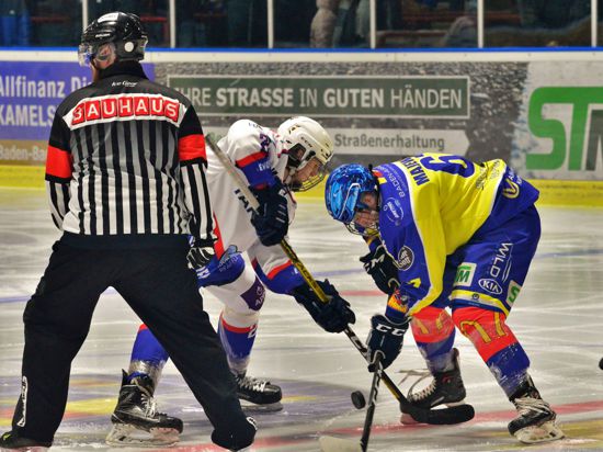 Abrupt gestoppt: Für Mirco Majewski (rechts) und den ESC Hügelsheim war die Eishockey-Saison nach dem Heimspiel gegen die Heilbronner Eisbären beendet.