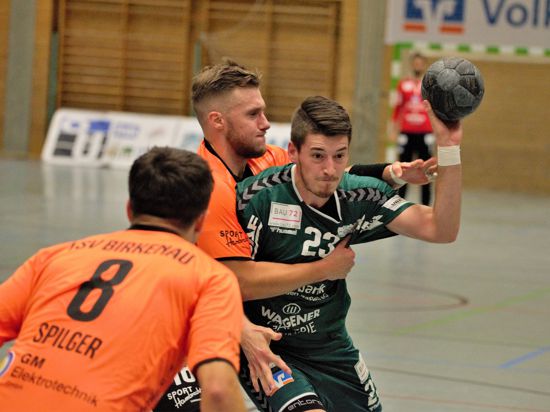 Zurück in der Halle: Julian Schlager (rechts) und seine Mitspieler vom Handball-Oberligisten TVS Baden-Baden haben nach langer coronabedingter Pause den Trainingsbetrieb wieder aufgenommen.