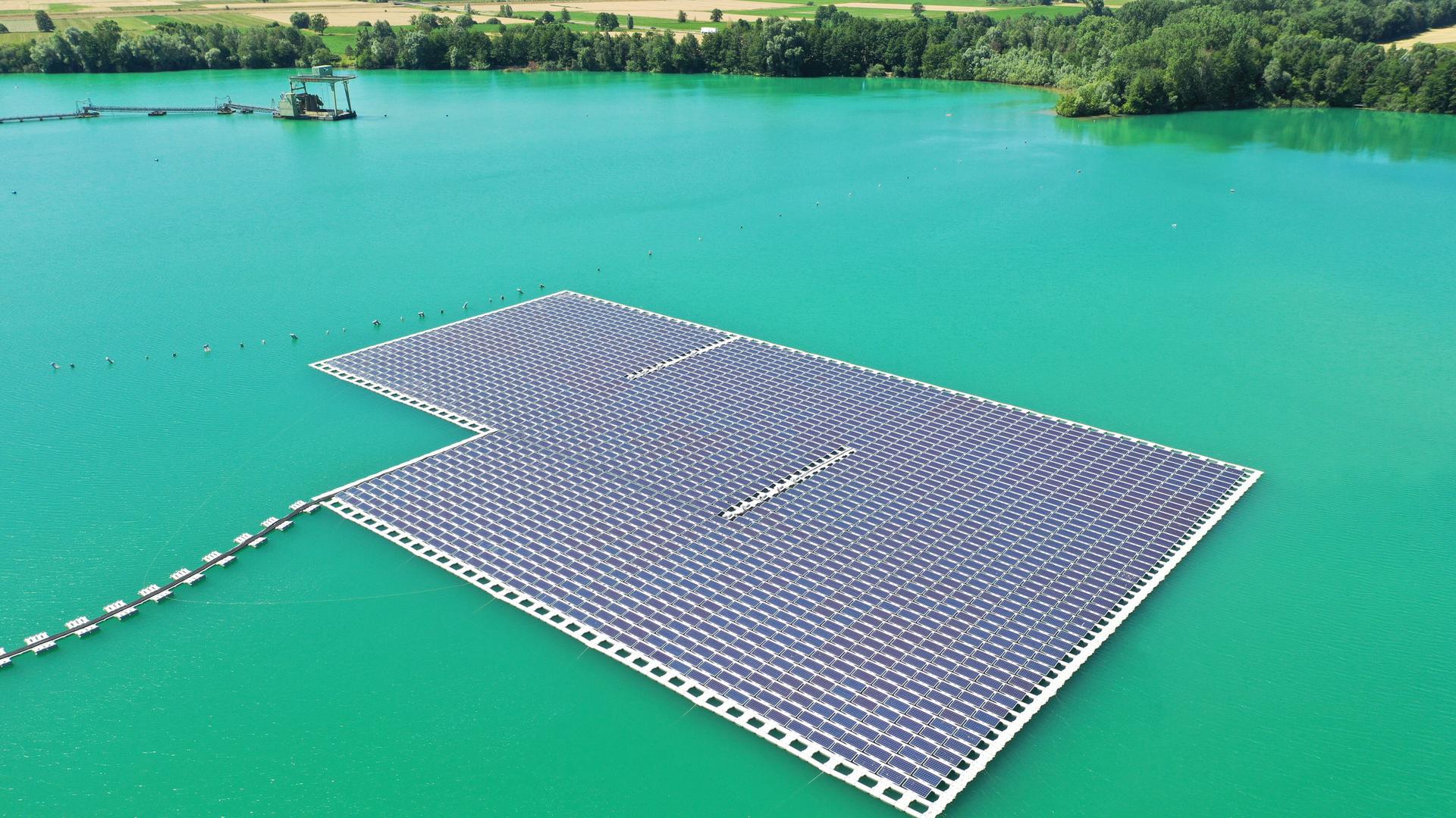 Eine Photovoltaik-Anlage schwimmt auf dem Baggersee Maiwald.