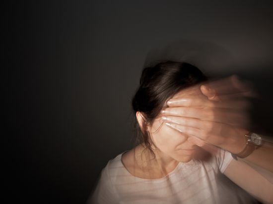 ILLUSTRATION - Eine Frau fasst sich an den Kopf. Kopfschmerzen sind laut einer Untersuchung des Robert Koch-Instituts (RKI) in Deutschland weit verbreitet, am häufigsten sind Migräne und Spannungskopfschmerzen. (Zu dpa «RKI-Bericht: Kopfschmerzen weit verbreitet - Mehr Frauen mit Migräne») +++ dpa-Bildfunk +++