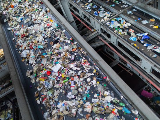 Verschiedene Verpackungsabfälle (PET, PE, PP, PS) werden in einer Sortieranlage des Entsorgungsunternehmens Remondis getrennt. (zu dpa «30 Jahre Mülltrennung - Entsorger fordern bessere Plastikverpackungen» vom 09.06.2021) +++ dpa-Bildfunk +++
