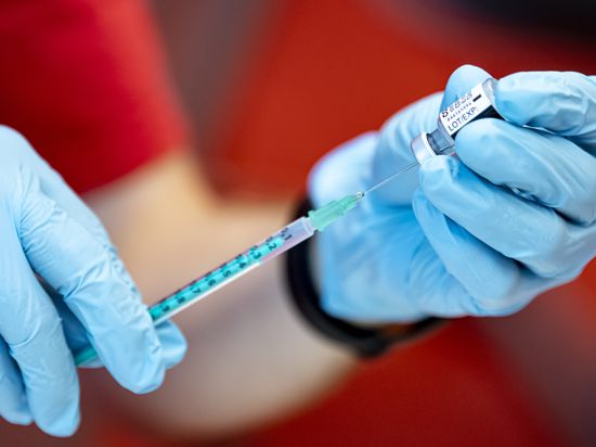 Eine Notfallsanitäter der DLRG zieht an der Universität Potsdam den Corona-Impfstoff von Biontech in eine Spritze. Neben den Studierenden haben alle Menschen heute die Möglichkeit, sich ohne Termin an der Uni Potsdam mt Biontech impfen zu lassen. +++ dpa-Bildfunk +++