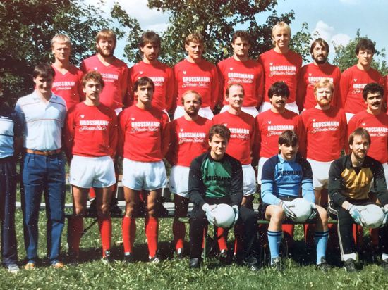 Auf der Erfolgswelle: Unter der Regie von Trainer Werner Bartenbach (links) sicherte sich der SV Sinzheim nach 1982/83 mit dieser Mannschaft in der Saison 1984/85 zum zweiten Mal die Vizemeisterschaft in der Fußball-Verbandsliga Südbaden.