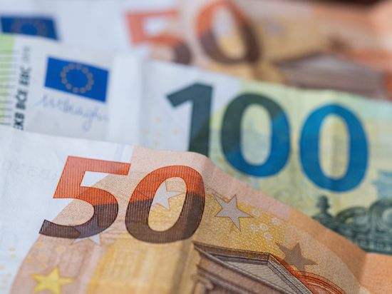 Euro-Banknoten liegen auf einem Tisch. (zu dpa: «Tasche mit mehr als 35 000 Euro gefunden») +++ dpa-Bildfunk +++