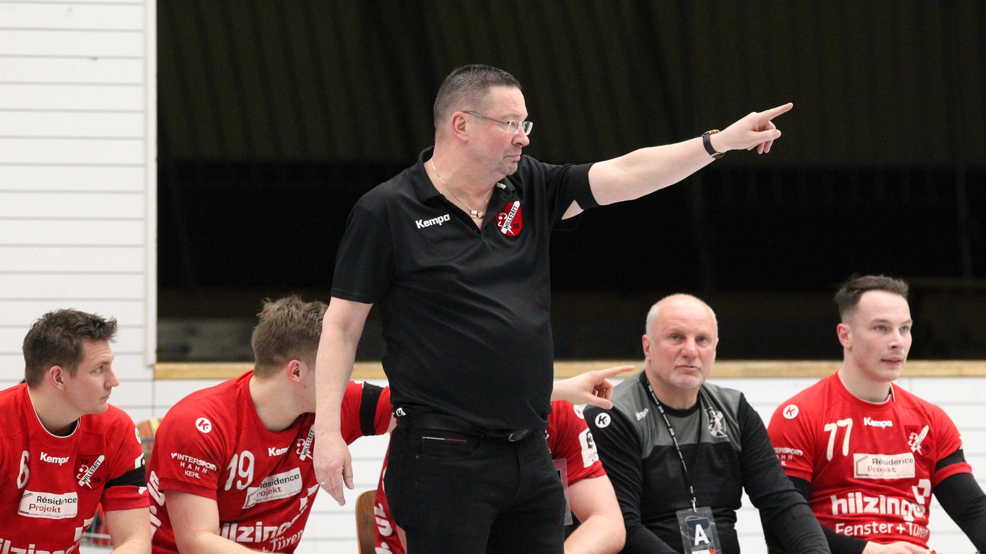 Nach oben: Trainer Ole Andersen zeigt an, wohin der Weg des südbadischen Handball-Drittligisten TV Willstätt mittelfristig führen soll.