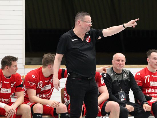 Nach oben: Trainer Ole Andersen zeigt an, wohin der Weg des südbadischen Handball-Drittligisten TV Willstätt mittelfristig führen soll.