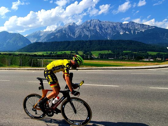 Malerische Kulisse:  In Österreich mühte sich der Ultraradfahrer Tobias Bailer aus Baden-Baden unter schwierigsten Bedingungen ab. 