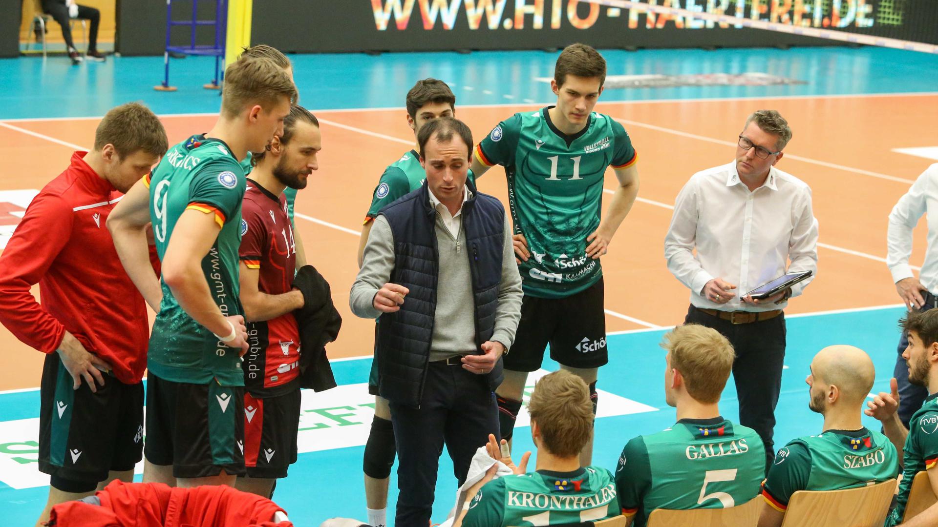 Aus und vorbei: Das Bundesliga-Volleyballteam der Bisons Bühl um Trainer Alejandro Kolevich (Mitte) und Manager Oliver Stolle (rechts) existiert nicht mehr.
