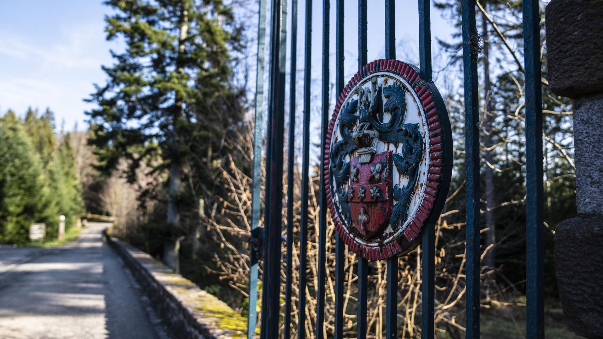Am Eingang des Schlossparks ziert ein Wappen das Tor.