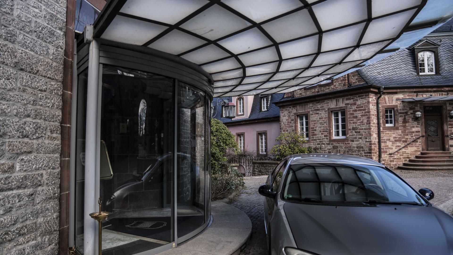 Vor dem Eingang des Luxushotels steht ein Auto unter dem Vordach.