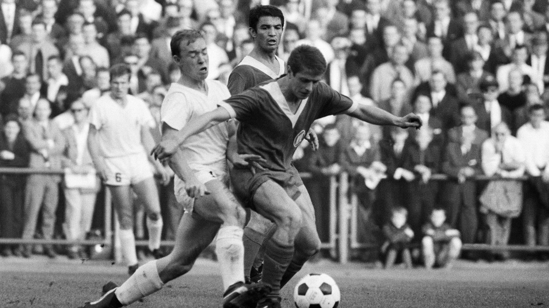 Kämpfernatur: Willi Dürrschnabel (rechts) bleibt in der Saison 1966/67 unter den Augen seines Karlsruher Mannschaftskameraden Dragolslav Sekularac zwar Sieger im Duell mit dem Mönchengladbacher Bernd Rupp, unterliegt mit dem KSC bei den Borussen aber mit 1:3. 