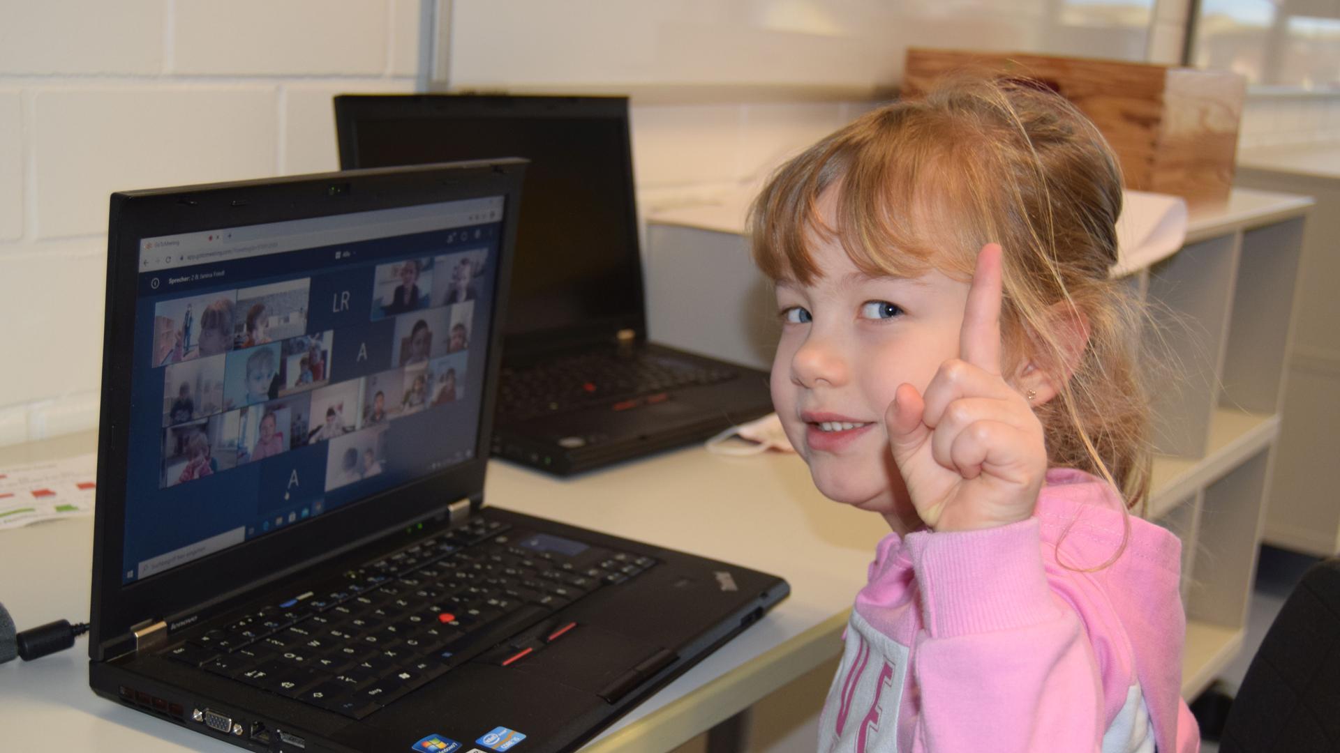 Kleines Mädchen hat Unterricht am Computer.