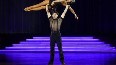 Zwei Tänzer auf der Bühne. 