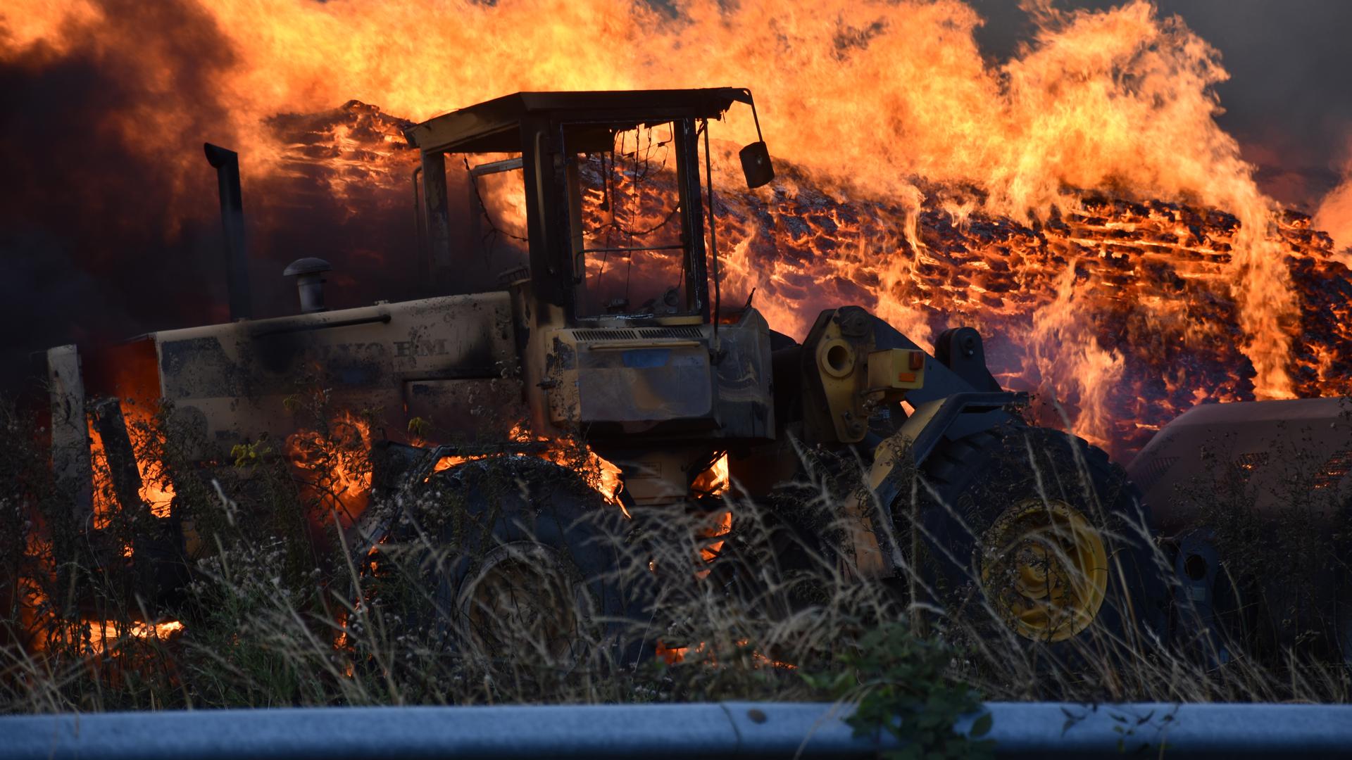 Ein Traktor steht in Flammen