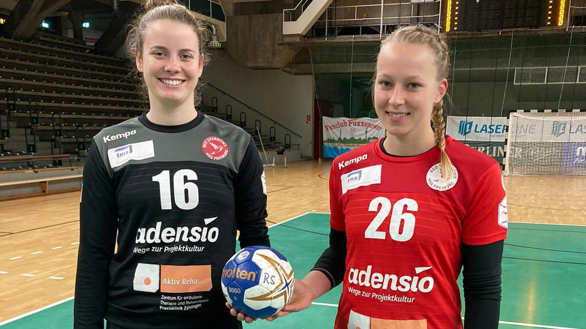 Gemeinsam am Ball: Svenja Wunsch (links) und Simone Falk, beide früher SG Steinbach/Kappelwindeck, spielen bei der HSG Freiburg in der Zweiten Handball-Bundesliga.