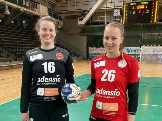 Gemeinsam am Ball: Svenja Wunsch (links) und Simone Falk, beide früher SG Steinbach/Kappelwindeck, spielen bei der HSG Freiburg in der Zweiten Handball-Bundesliga.