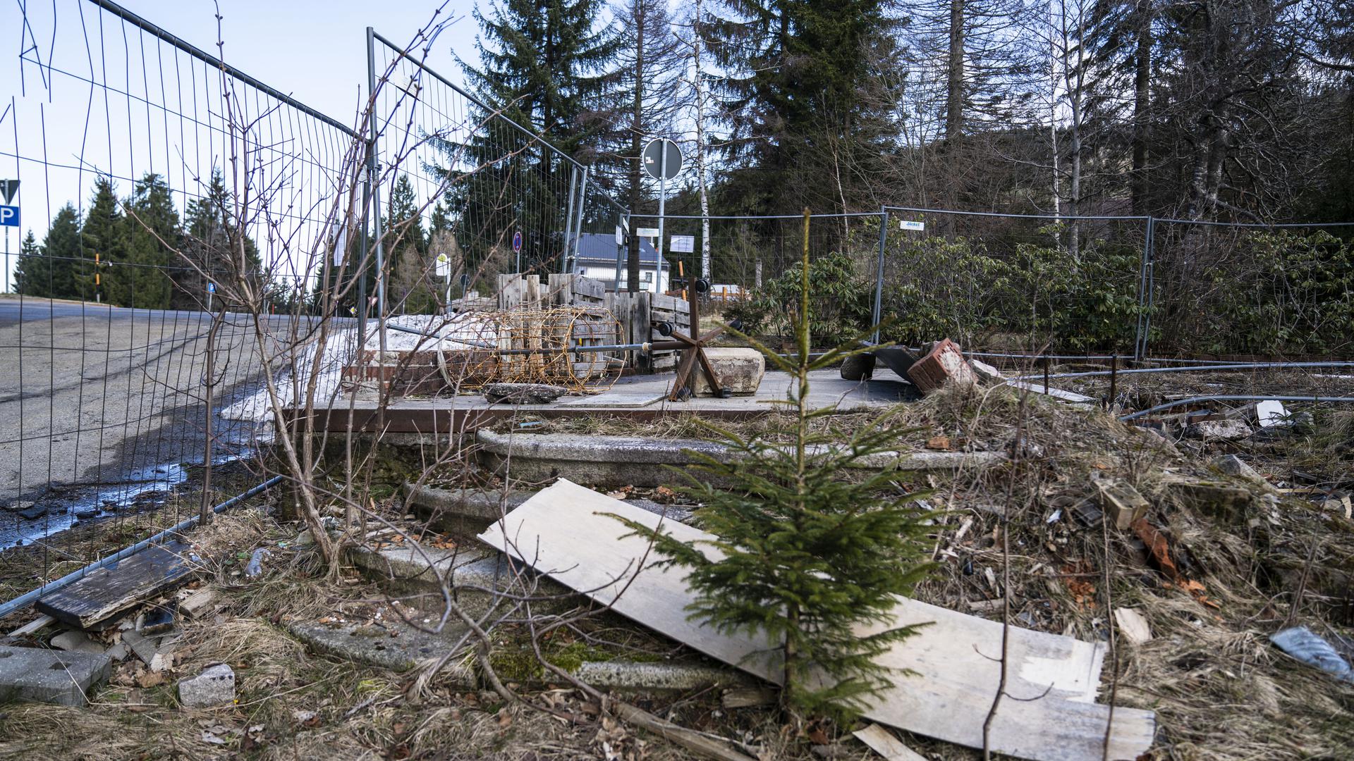 Viel Schutt und sogar ein Christbaum liegen auf dem Gelände des ehemaligen Kurhaus Hundseck.