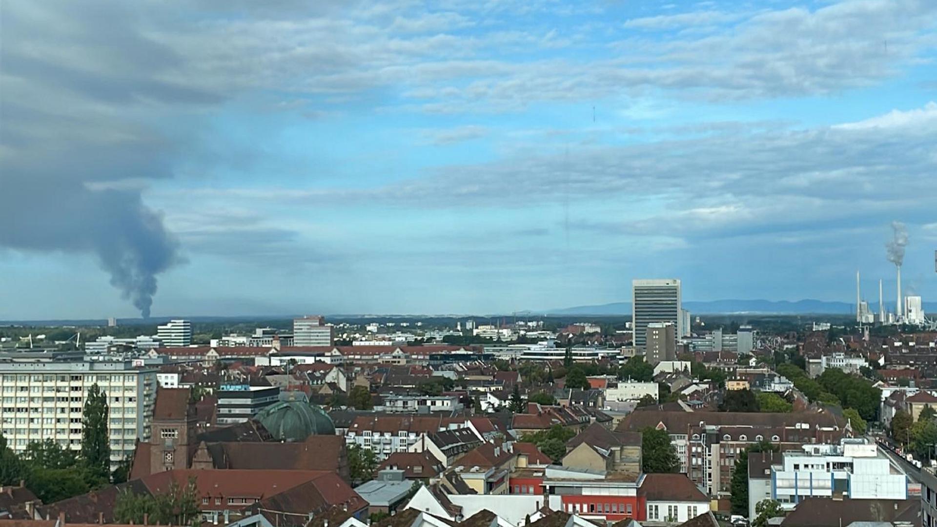 Die Rauchwolke aus dem Elsass ist weithin sichtbar - sogar in Karlsruhe.