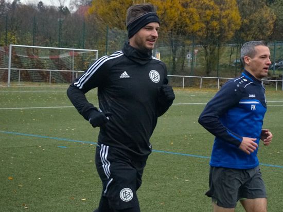 Bundesliga-Schiedsrichter Daniel Schlager absolviert in Gernsbach gemeinsam mit Sportredakteur Florian Konrad (rechts) einen Intervall-Lauftest.