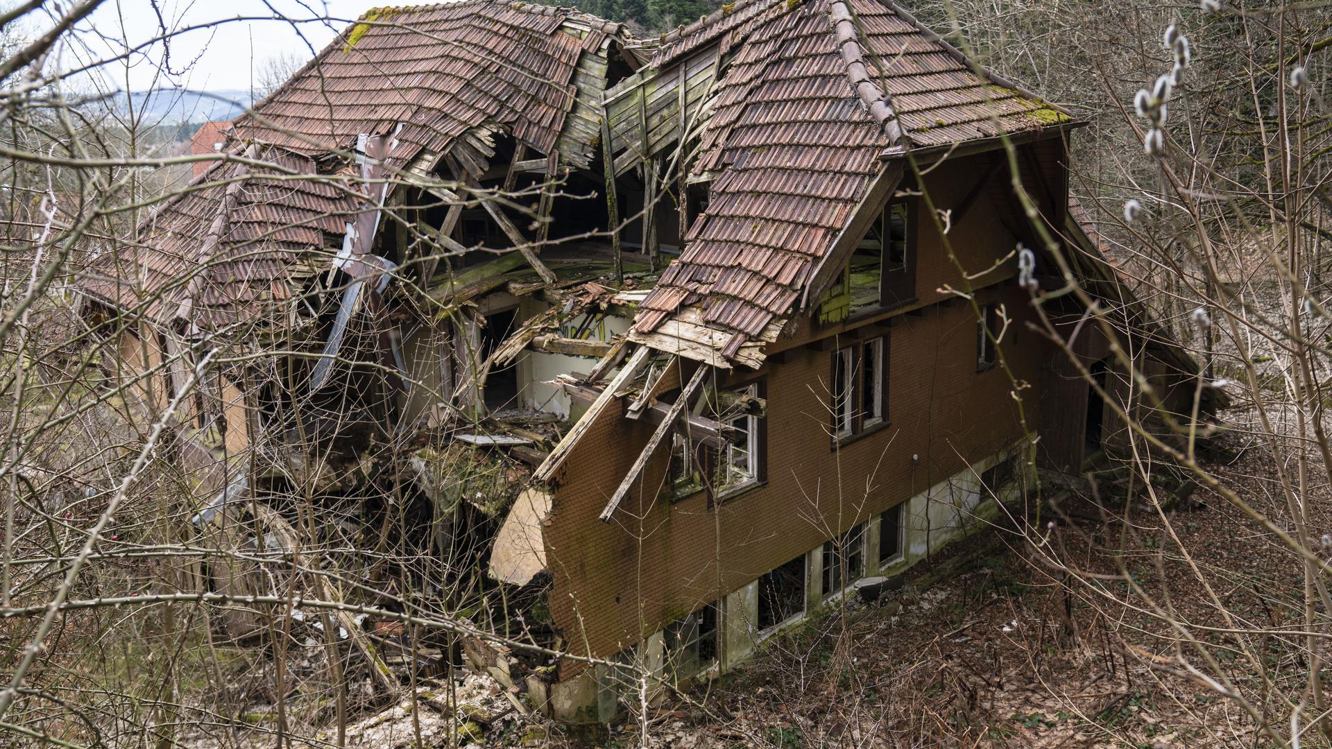 Das zerfallene Nebengebäude des Schlosshotel Waldlust.