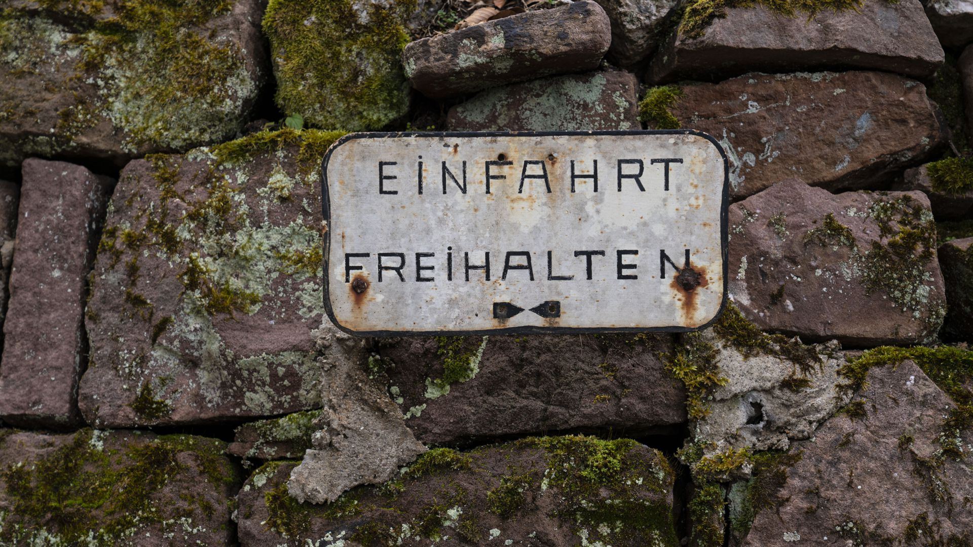 Ein Schild mit der Aufschrift "Einfahrt freihalten" neben dem Schlosshotel Waldlust.