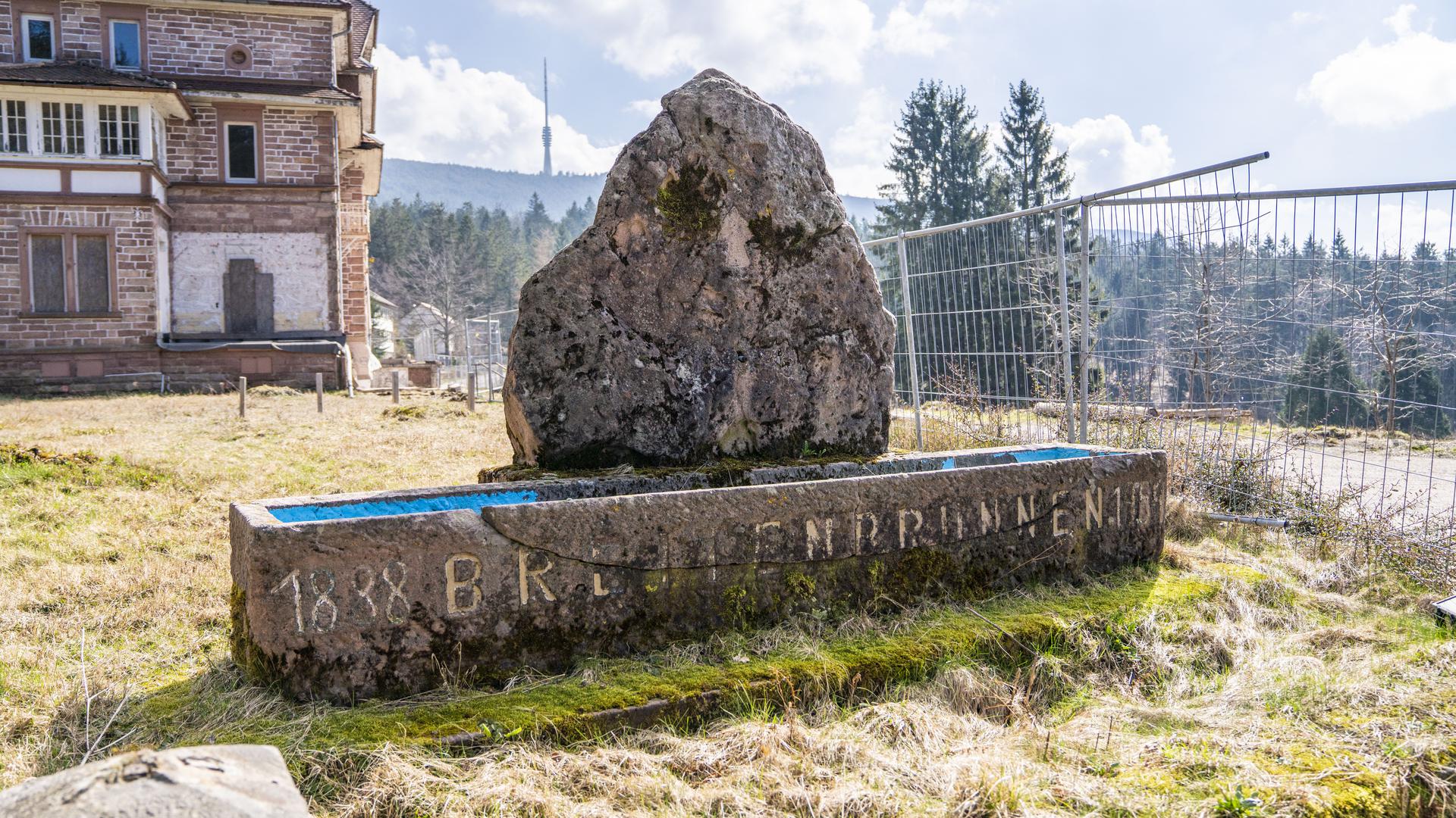 Ein Stein steht vor der Klinik Breitenbrunnen hinter einem Bauzaun.