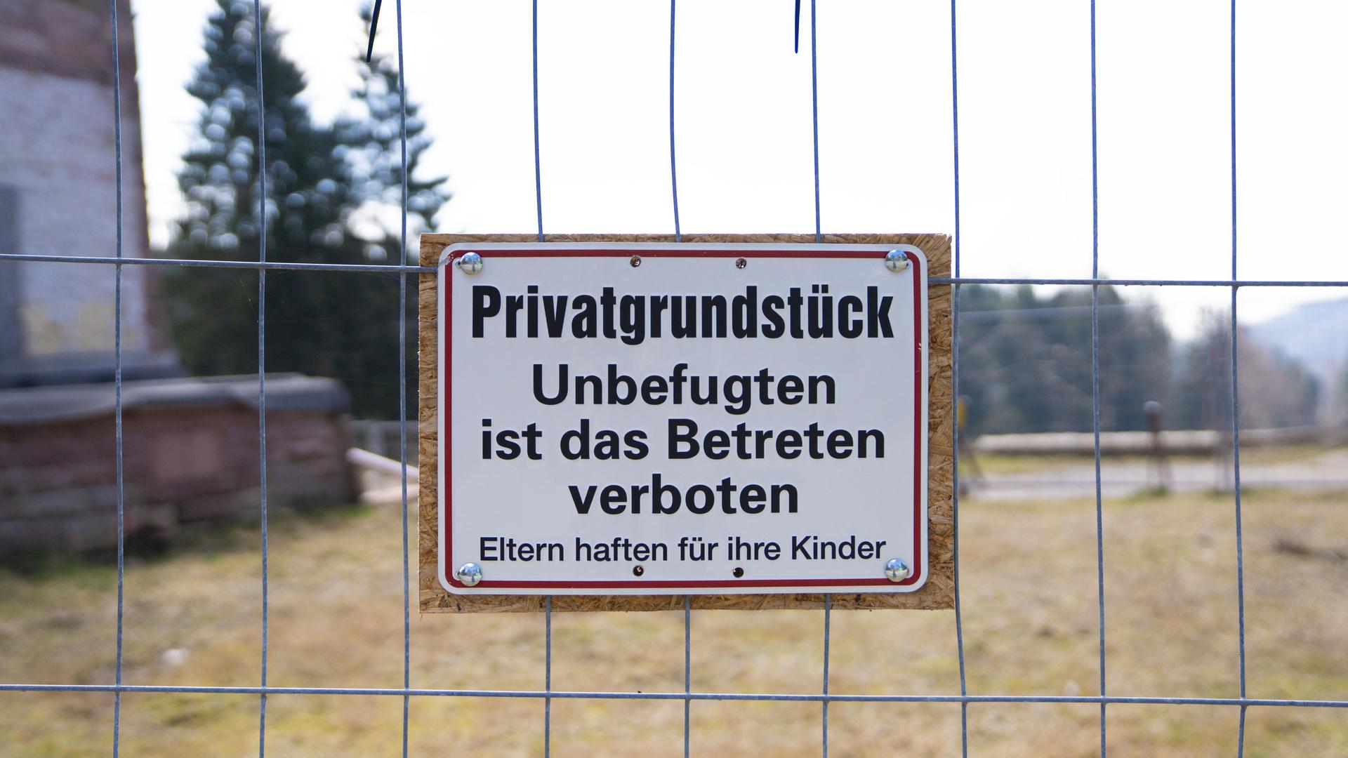 Ein Schild mit der Aufschrift „Privatgrundstück” hängt vor dem Hotel Breitenbrunnen. Immer wieder sieht man Jogger auf dem Gelände der Klinik.