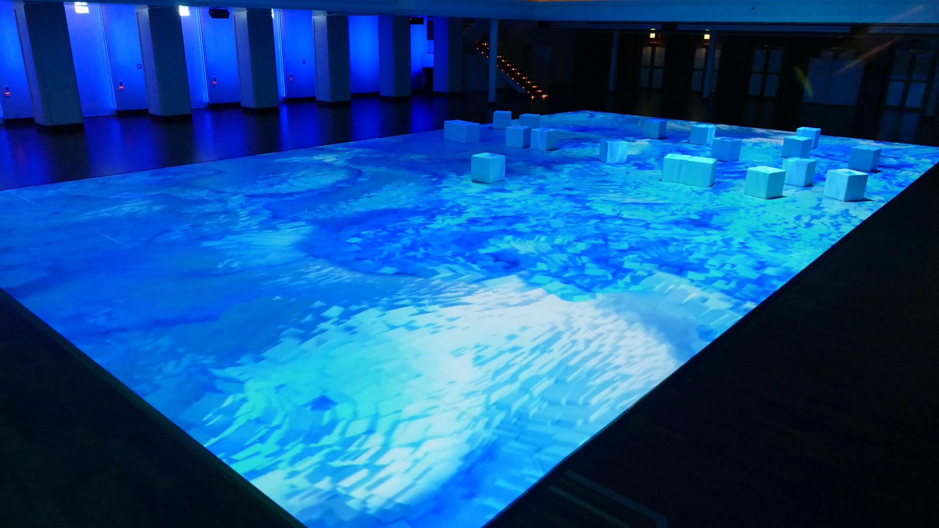 Hallenbad im Kurhaus: Wie ein Schwimmbecken wirkt die Installation im Bénazetsaal.