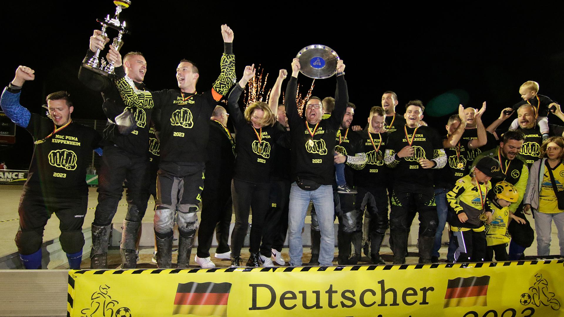 Der MSC Puma Kuppenheim ist Deutscher Motoballmeister 2023. Die Pumas schlagen den MSC Taifungn Moersch  mit 11:5 Toren. Puma-Kapitaen Max Schmitt (3.v.li. mit Pokal) jubeln nach der Pokal- und Meisterschalenuebergabe                               