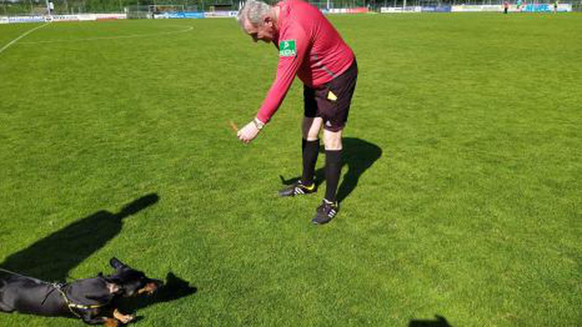 Ein Dackel sieht Rot: Schiedsrichter Walter Asprion stellt Rocco beim Kreisliga-Spiel in Oberachern vom Platz.