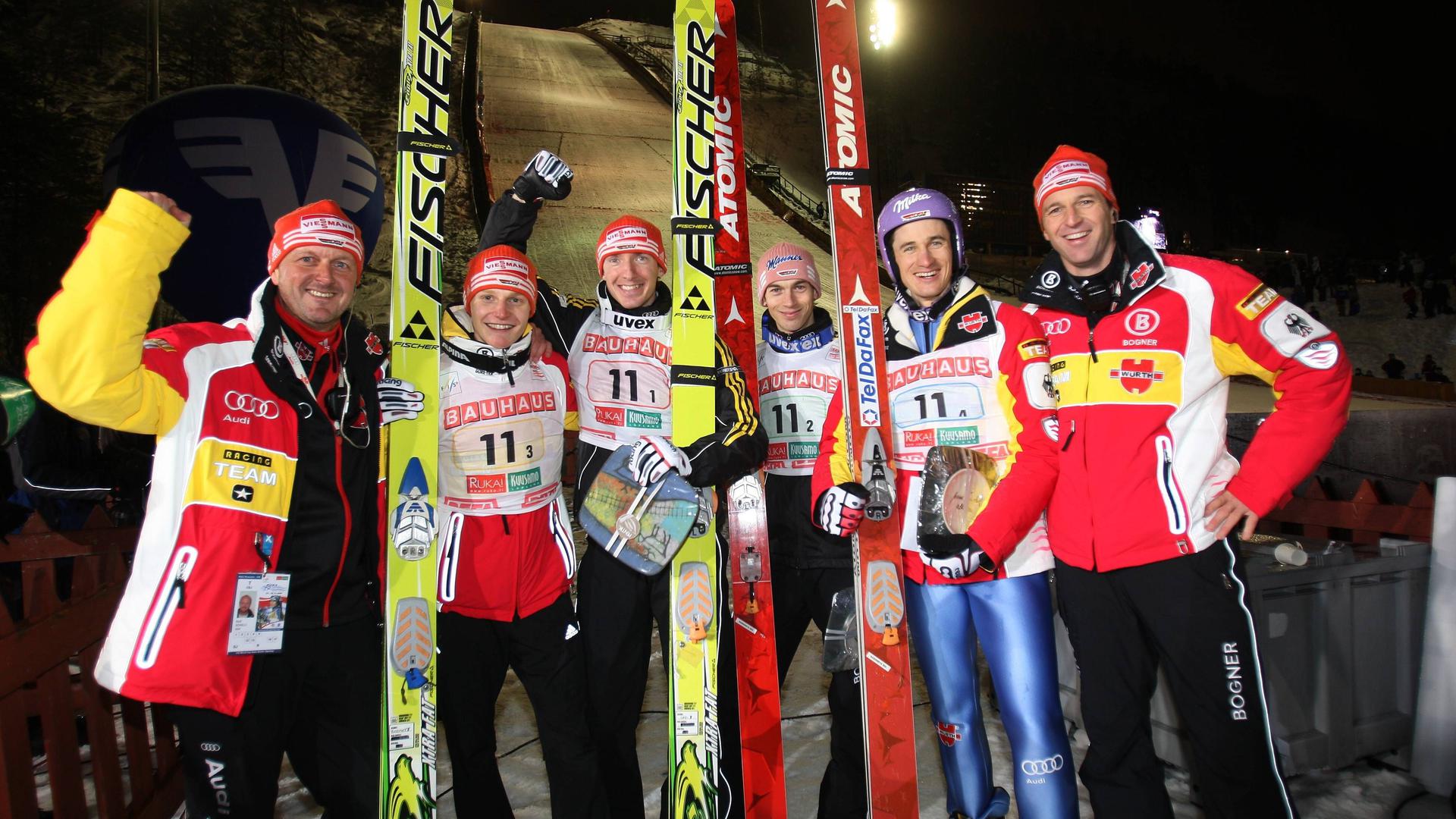 Weltcup 2009 in Kuusamo: Als Co-Trainer des deutschen Skisprung-Nationalteams war Rolf Schilli mit Pascal Bodmer, Michael Uhrmann, Michael Neumayer, Martin Schmitt und Cheftrainer Werner Schuster (von links) in Finnland erfolgreich.