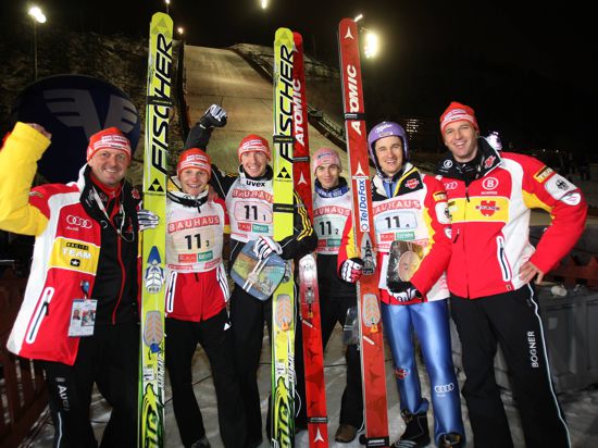 Weltcup 2009 in Kuusamo: Als Co-Trainer des deutschen Skisprung-Nationalteams war Rolf Schilli mit Pascal Bodmer, Michael Uhrmann, Michael Neumayer, Martin Schmitt und Cheftrainer Werner Schuster (von links) in Finnland erfolgreich.
