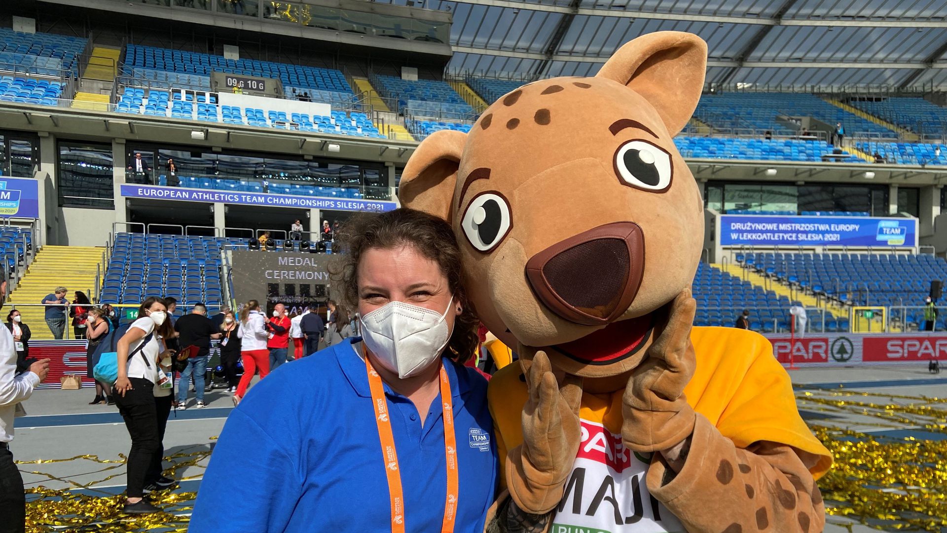 Maskottchen als Glücksbringer: Sara Rosch hatte bei ihrer Premiere als Internationale Starterin im polnischen Chorzów einen tatkräftigen Helfer an der Seite.
