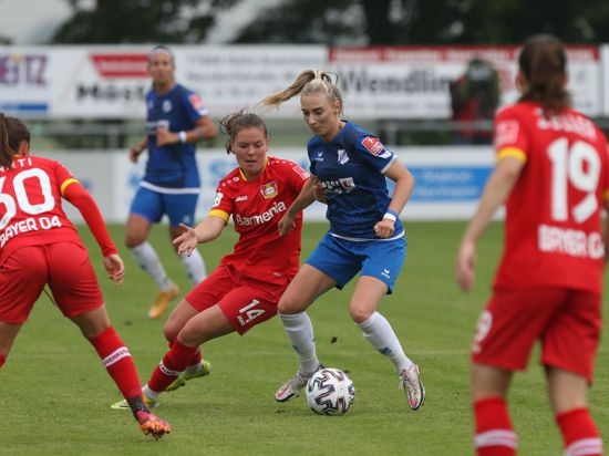 Schnell und ballsicher: Chiara Loos (Zweite von rechts) wirbelt auch in der kommenden Saison im Angriff des Frauenfußball-Bundesligisten SC Sand.