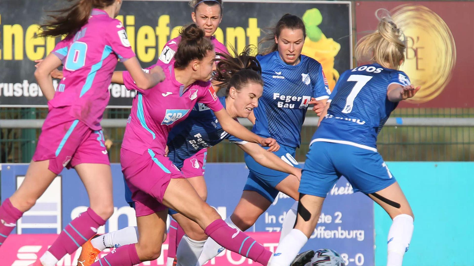 Hinein ins Getümmel: Michaela Brandenburg (Vierte von links), Dina Blagojevic und Chiara Loos (rechts), hier im Spiel gegen Hoffenheim, wollen mit dem SC Sand in Potsdam punkten.