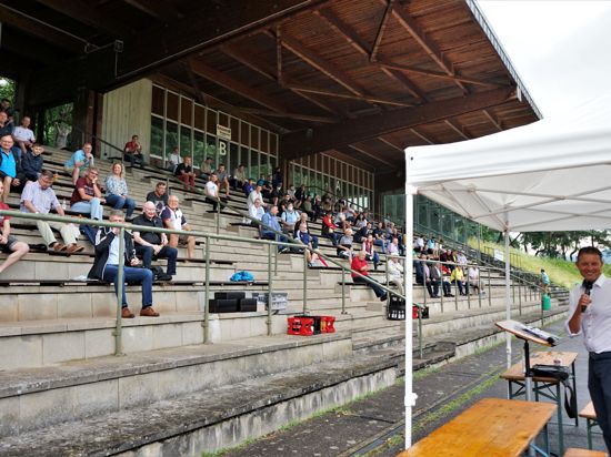 Versammlungsort Traischbachstadion: Bezirks-Schiedsrichter-Obmann Bernhard Zerr (rechts), der in seinem Amt bestätigt wurde, zog in Gaggenau die Bilanz der vergangenen beiden Jahre.
