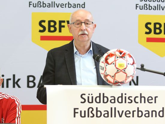 Thomas Schmidt kandidiert nicht mehr für das Präsidentenamt im Südbadischen Fußballverband. Hier spricht er bei seiner Abschiedsvorstellung im Bezirk Baden-Baden in Bühl-Eisental im März 2023.