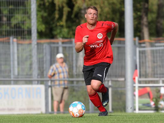 Yannick Dreher vom SV Sinzheim führt den Ball in einem Landesliga-Fußballspiel der Saison 2022/23.