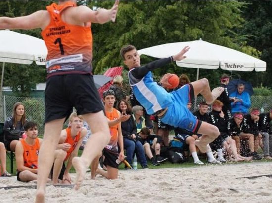 Action und Dynamik: Tim Krauth von A-Jugend-Bundesligist SG Pforzheim/Eutingen gehört zum Kreis der besten deutschen Beachhandballer.