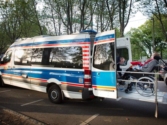 Von Leipzig bis nach Stuttgart: In einem medizinisch ausgerüsteten Fahrzeug brachten ehrenamtliche Mitarbeiter des ASB den sterbenskranken Kai Stiegler zum Stadion.