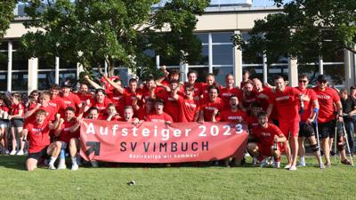 Nach dem Sieg in Gamshurst am letzten Spieltag 2022/23 der Fußball-Kreisliga A Süd starteten die Spieler der Sportvereinigung Vimbuch ihren Party-Marathon.