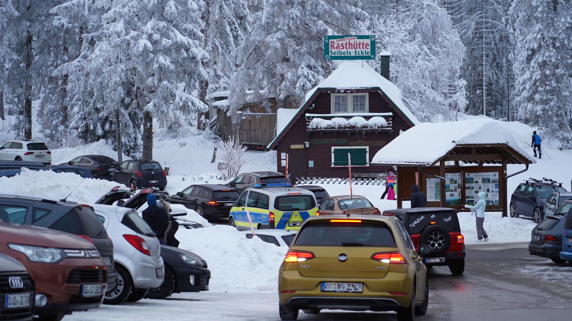 Parkende Fahrzeuge auf dem Parkplatz Seibelseckle an der Schwarzwaldhochstrasse.