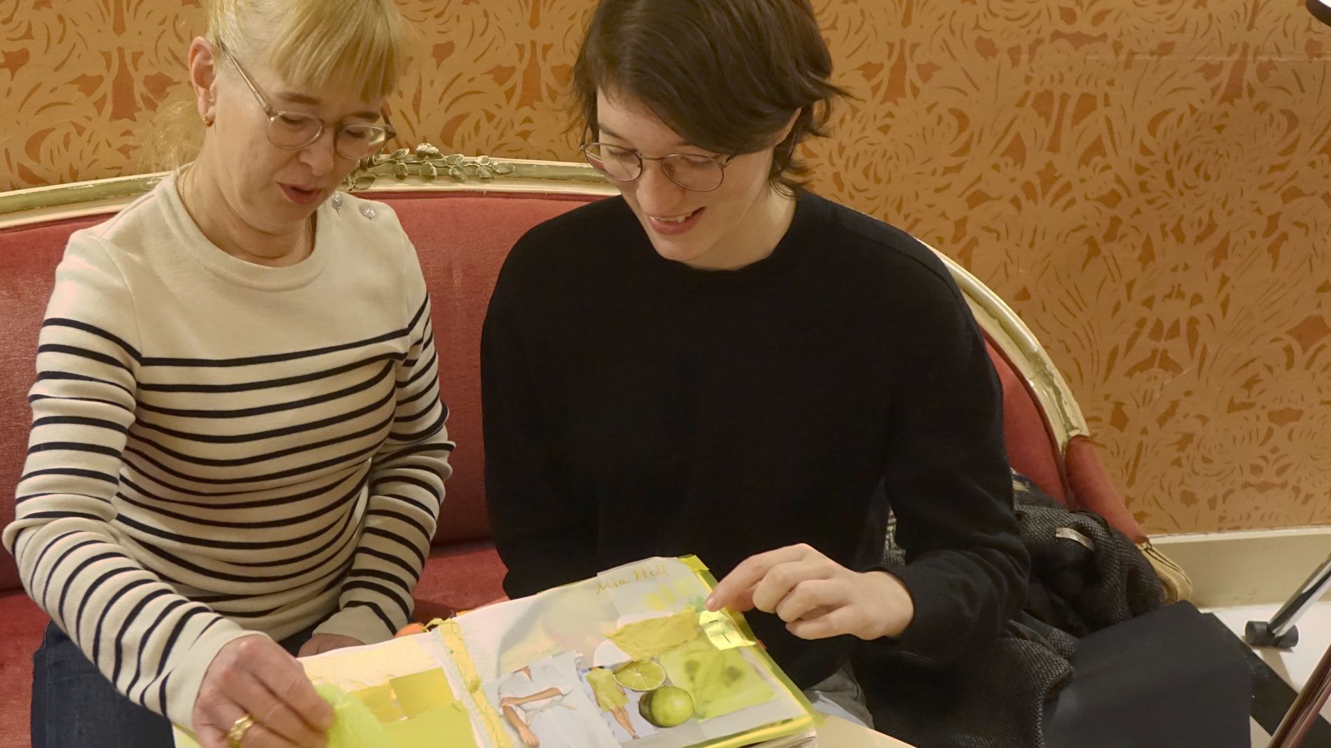 Zwei Frauen schauen in ein Buch.
