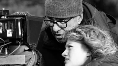 Konzentrierter Blick: Dominik Moll gibt der Schauspielerin Nadia Tereszkiewicz Anweisungen bei den Dreharbeiten zu „Die Verschwundene”. 