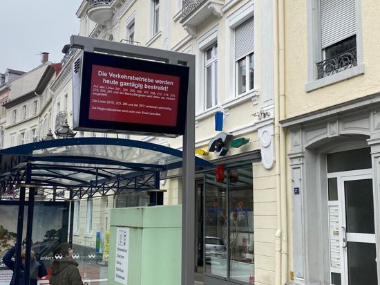24 Stunden kein Betrieb: In Baden-Baden stehen am Dienstag immer wieder ratlose Menschen an den Bushaltestellen.