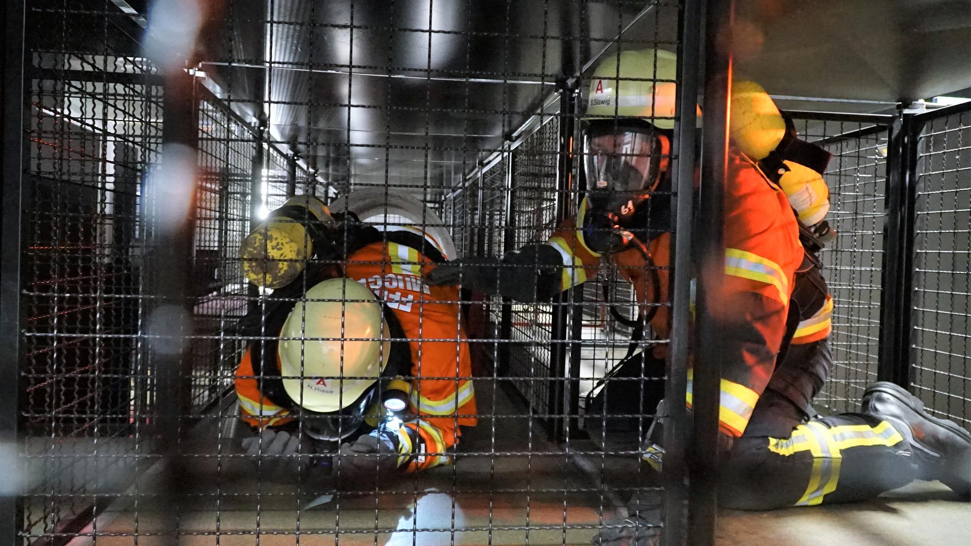 Feuerwehrmänner in der Atemschutzübungsanlage. 