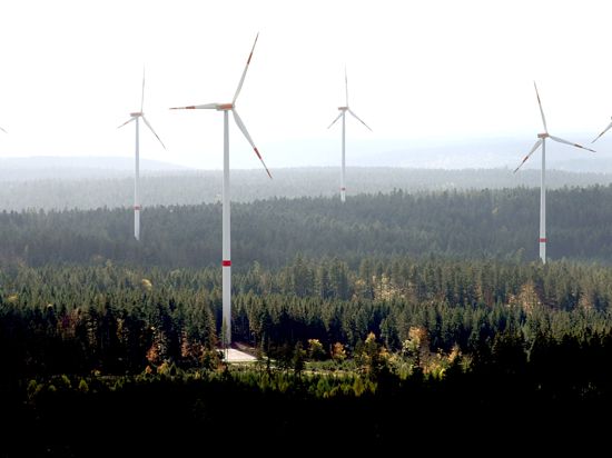  Windräder steheim Windpark Simmersfeld im Schwarzwald.  Die insgesamt 14 Windkraftanlagen mit einer Gesamtleistung von 28 Megawatt Strom können mehr als 10 000 Haushalte mit Strom versorgen.